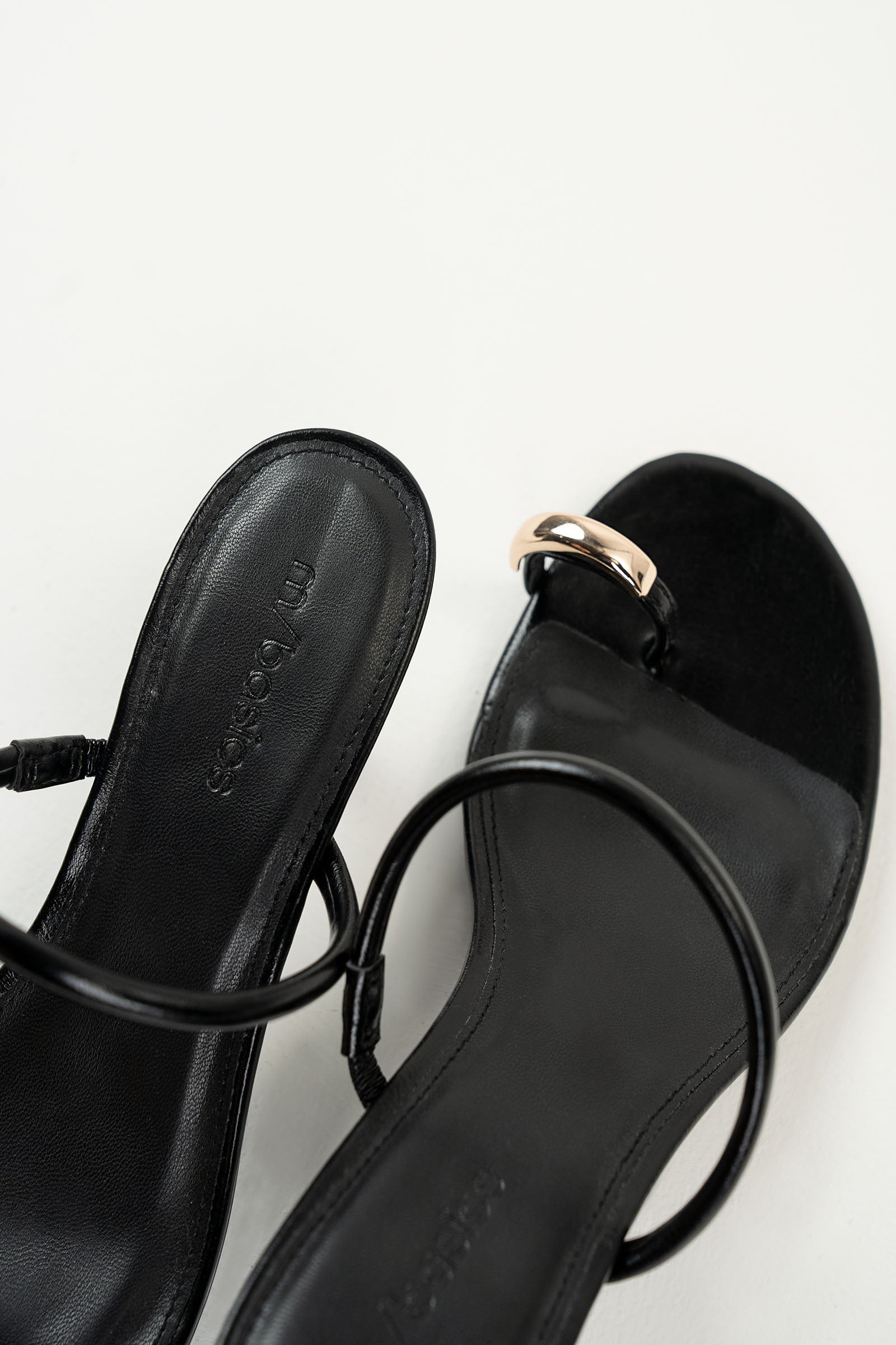 Toe-ring strappy heels