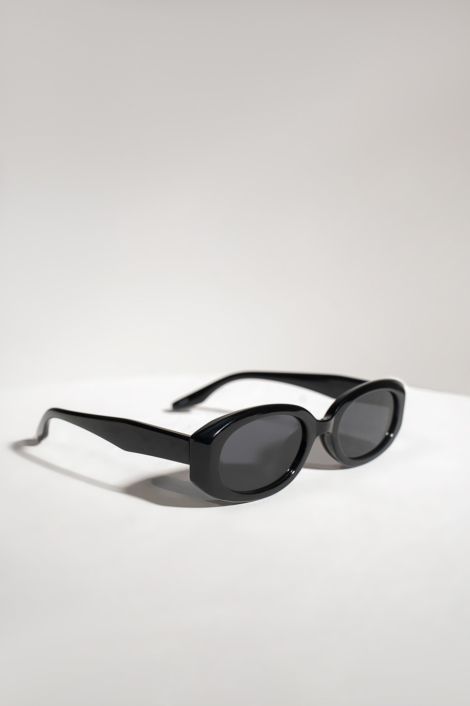 Minimal Oval Sunglasses