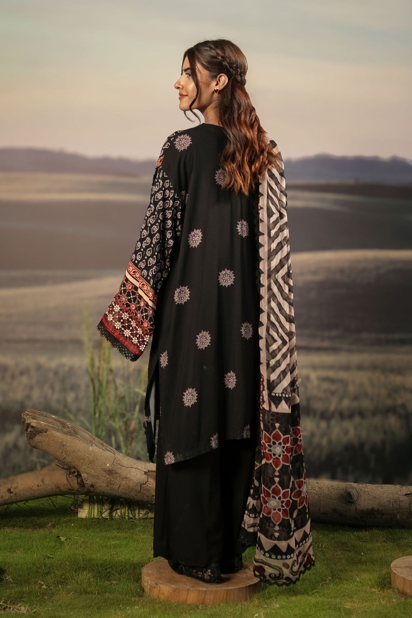 3 Pc Unstitched Embroidered Arabic Lawn Suit | MB-PFUS25-09A