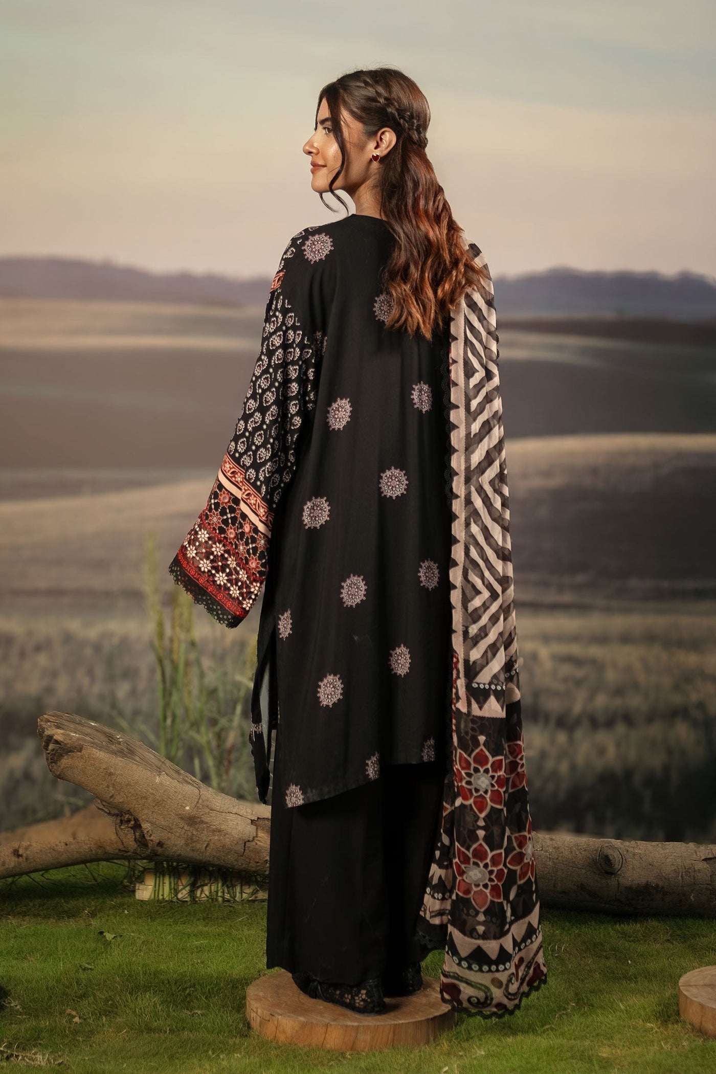 3 Pc Unstitched Embroidered Arabic Lawn Suit | MB-PFUS25-09A