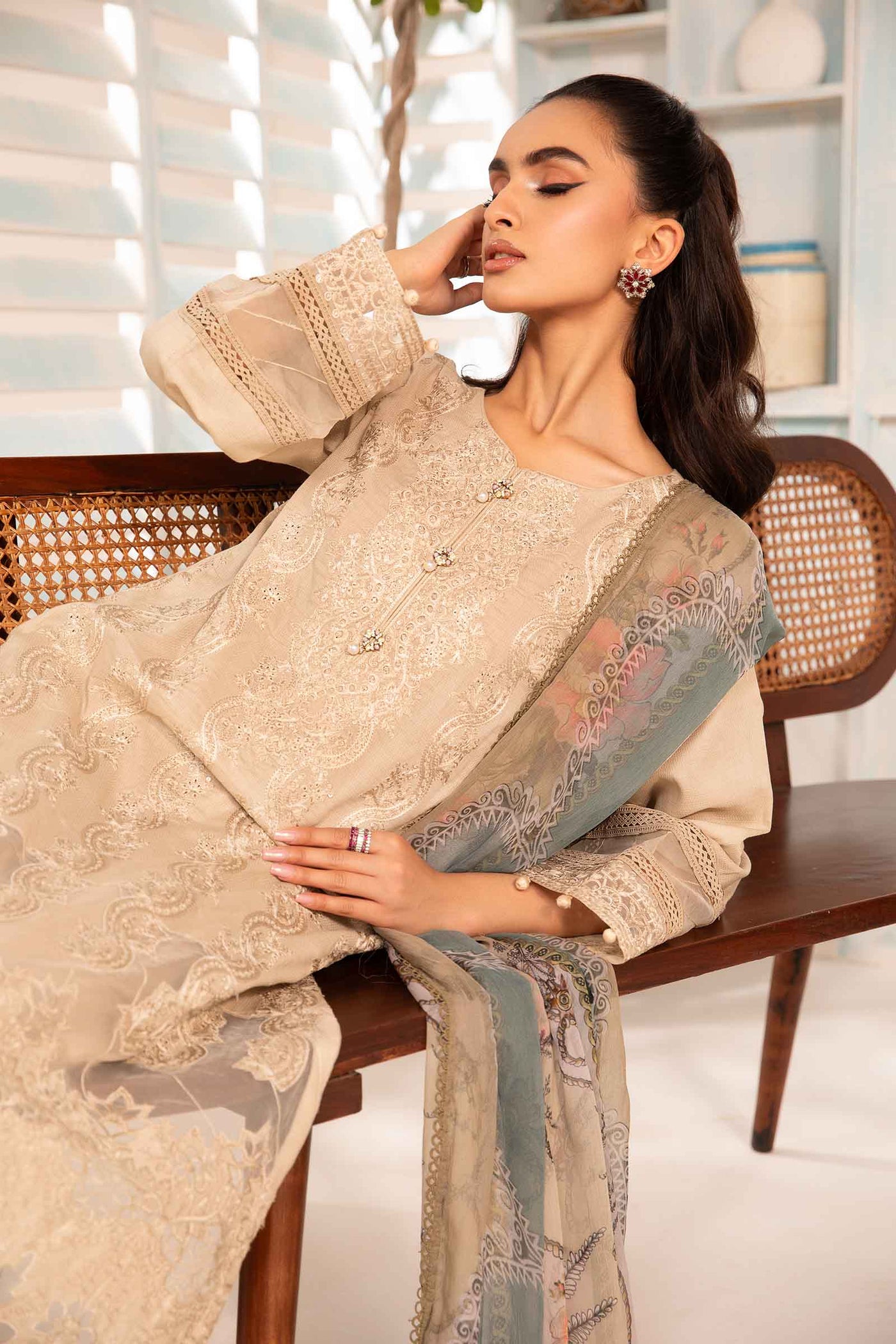 3 PIECE EMBROIDERED LAWN SUIT | DW-EA24-04