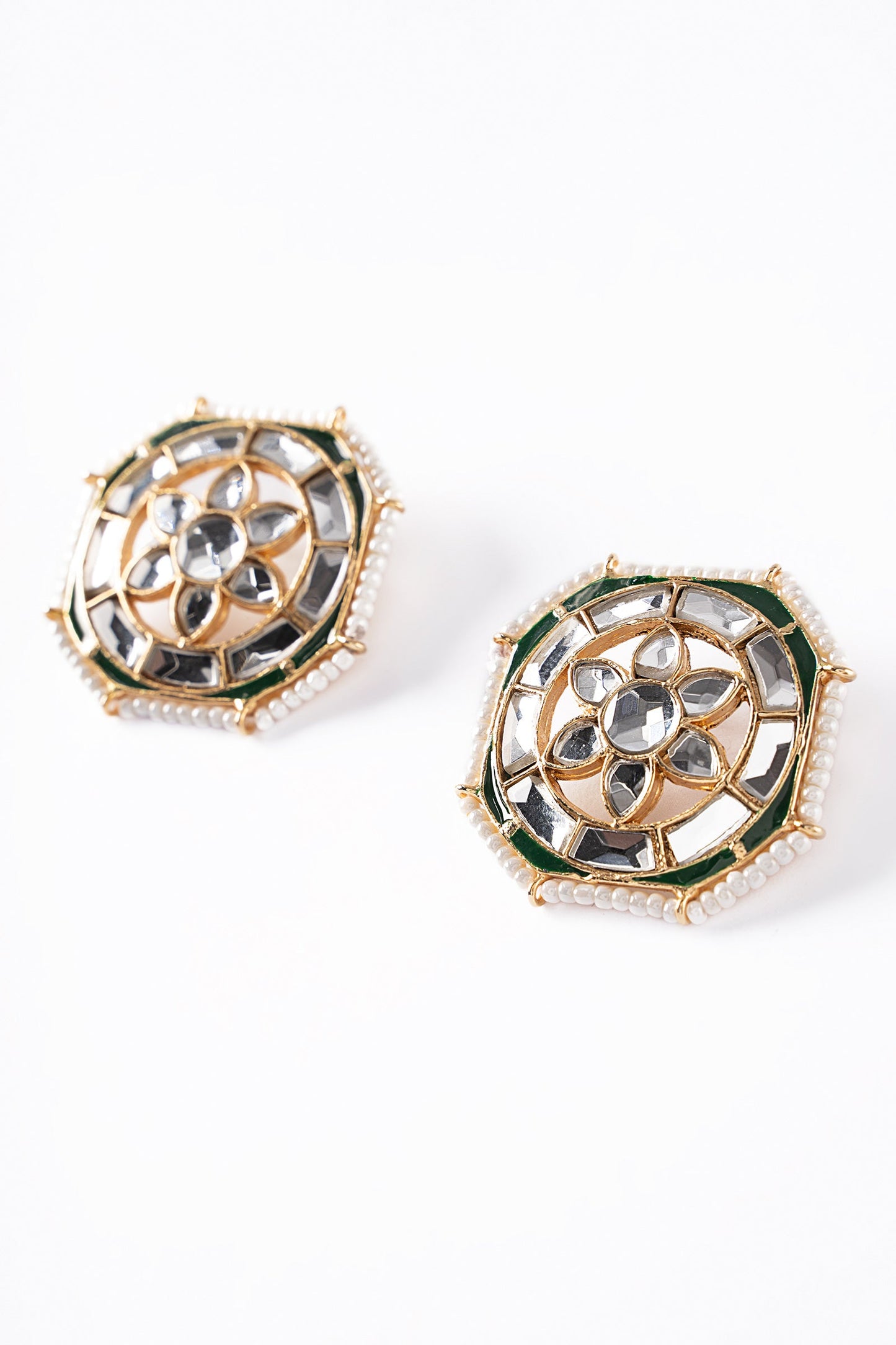 Avira Studs